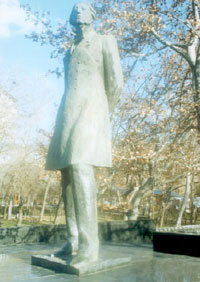 Памятник Микаэлю Налбандяну