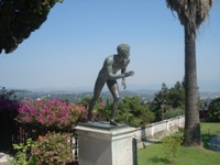 Статуя в летнем саду